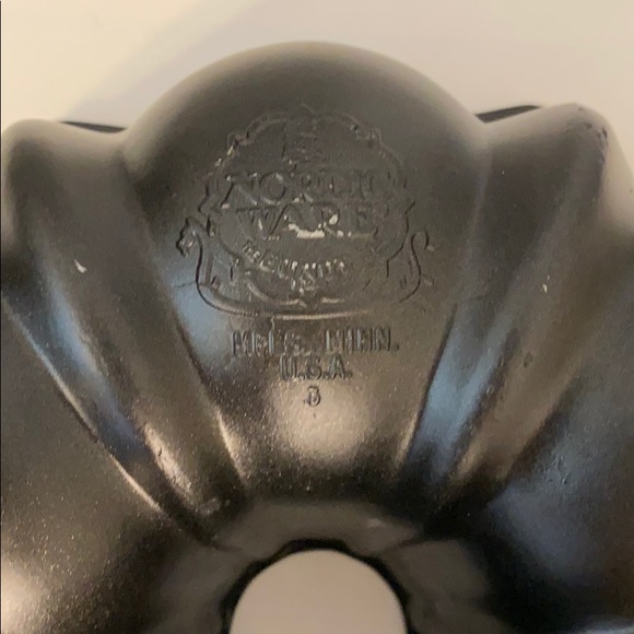 Nordic Ware 6-cup Bundt Pan - Picture 3 of 6